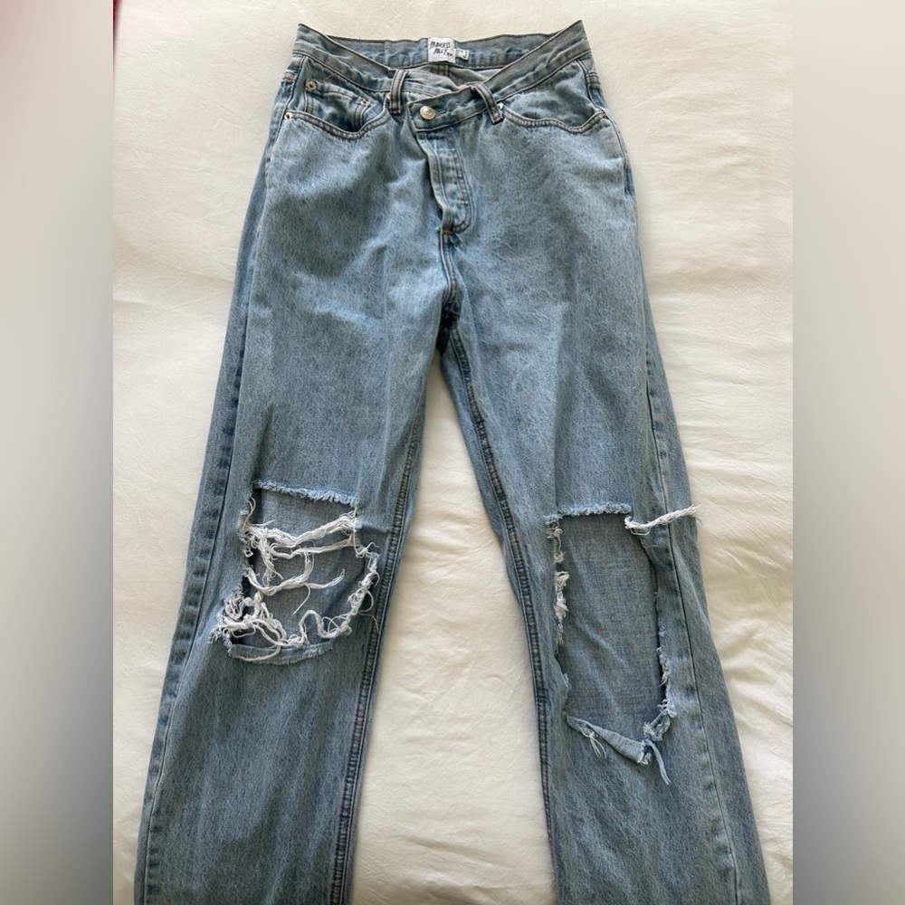 Princess Polly ripped boyfriend jeans. V shaped waste